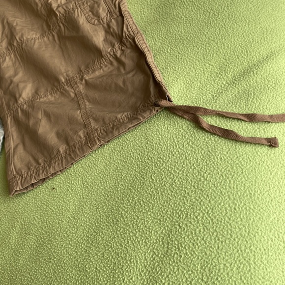 Cargo capri in Tan- Lots of pockets- one pockets front/back/side - Picture 6 of 7
